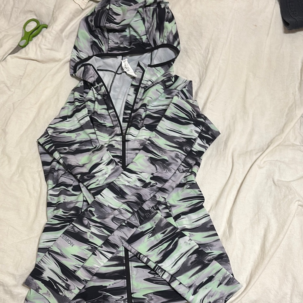 Lululemon mist over windbreaker size 4 great condition